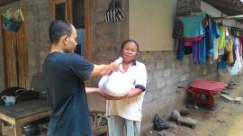 Panitia Ramadahan Masjid Nurul Jadid membagikan Zakat