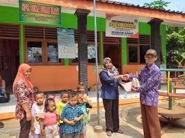 Anak siswa PAUD dan TK ceria mendapatkan APE baru