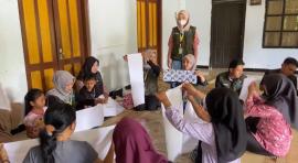 PELATIHAN PEMBUATAN SHIBORI DI DUSUN BARAN, WUJUD PEMBERDAYAAN KREATIF OLEH MAHASISWA KKN-M 27300 UN