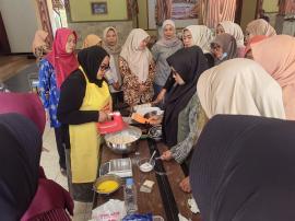 PKK KALURAHAN SALAM GELAR PELATIHAN PEMBUATAN KUE EGG ROLL, GANDENG OWNER BOLU JADUL NGLANGGERAN