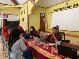 WARGA ANTUSIAS IKUTI PELAYANAN PENDAFTARAN IKD DI BALAI KALURAHAN SALAM
